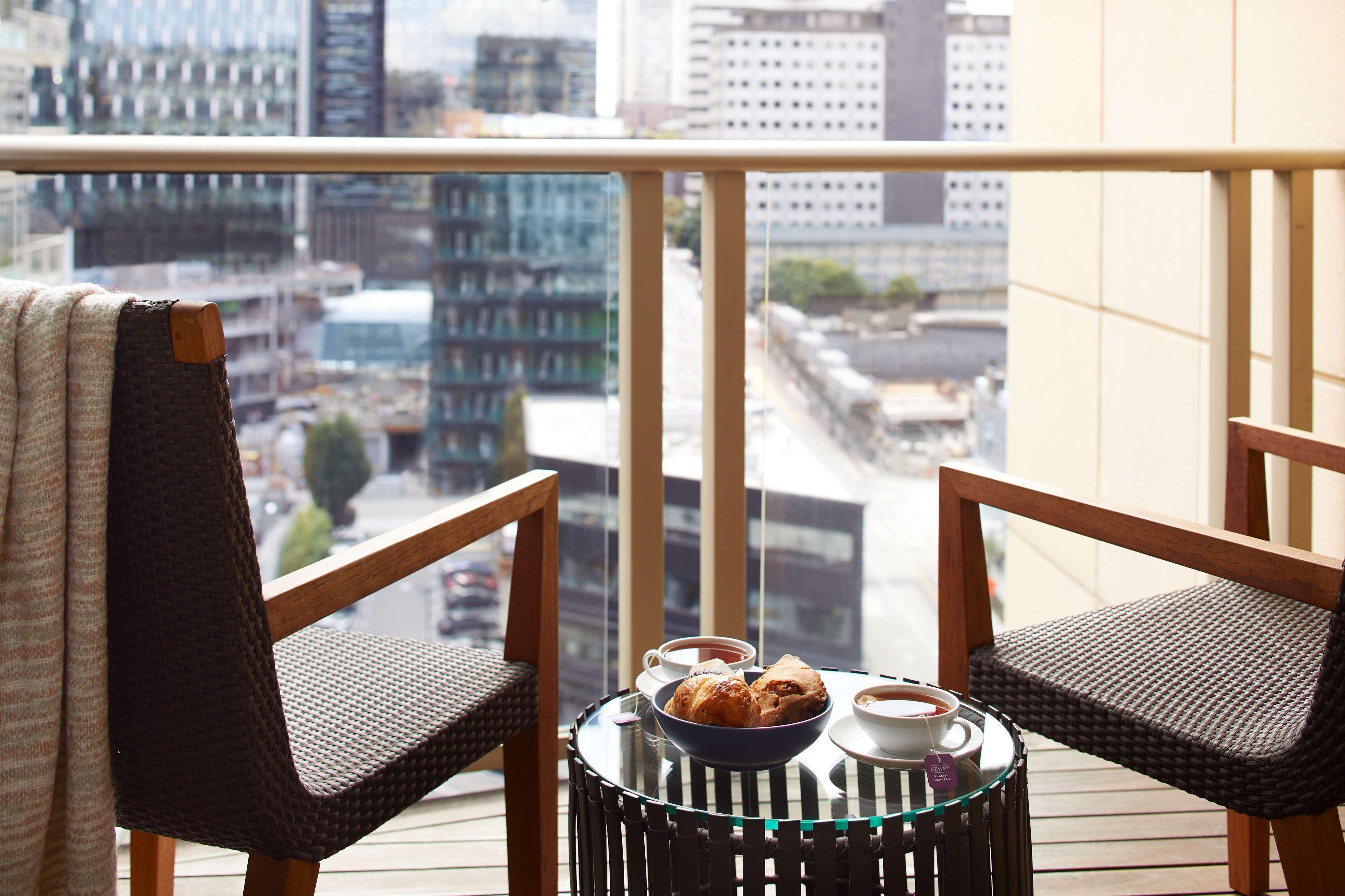 1 Hotel Seattle Bagian luar foto A balcony at the hotel