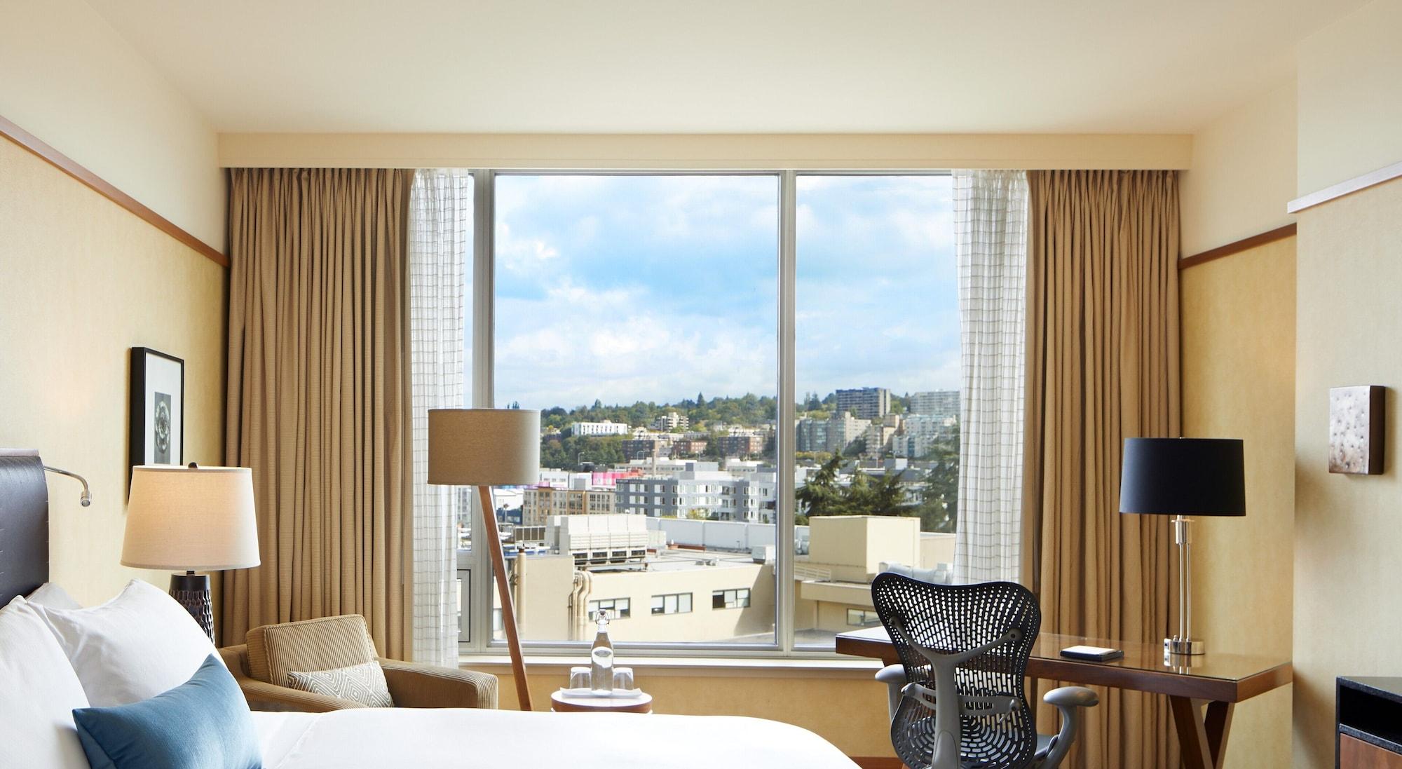 1 Hotel Seattle Bagian luar foto A guest room at the Hotel George Washington