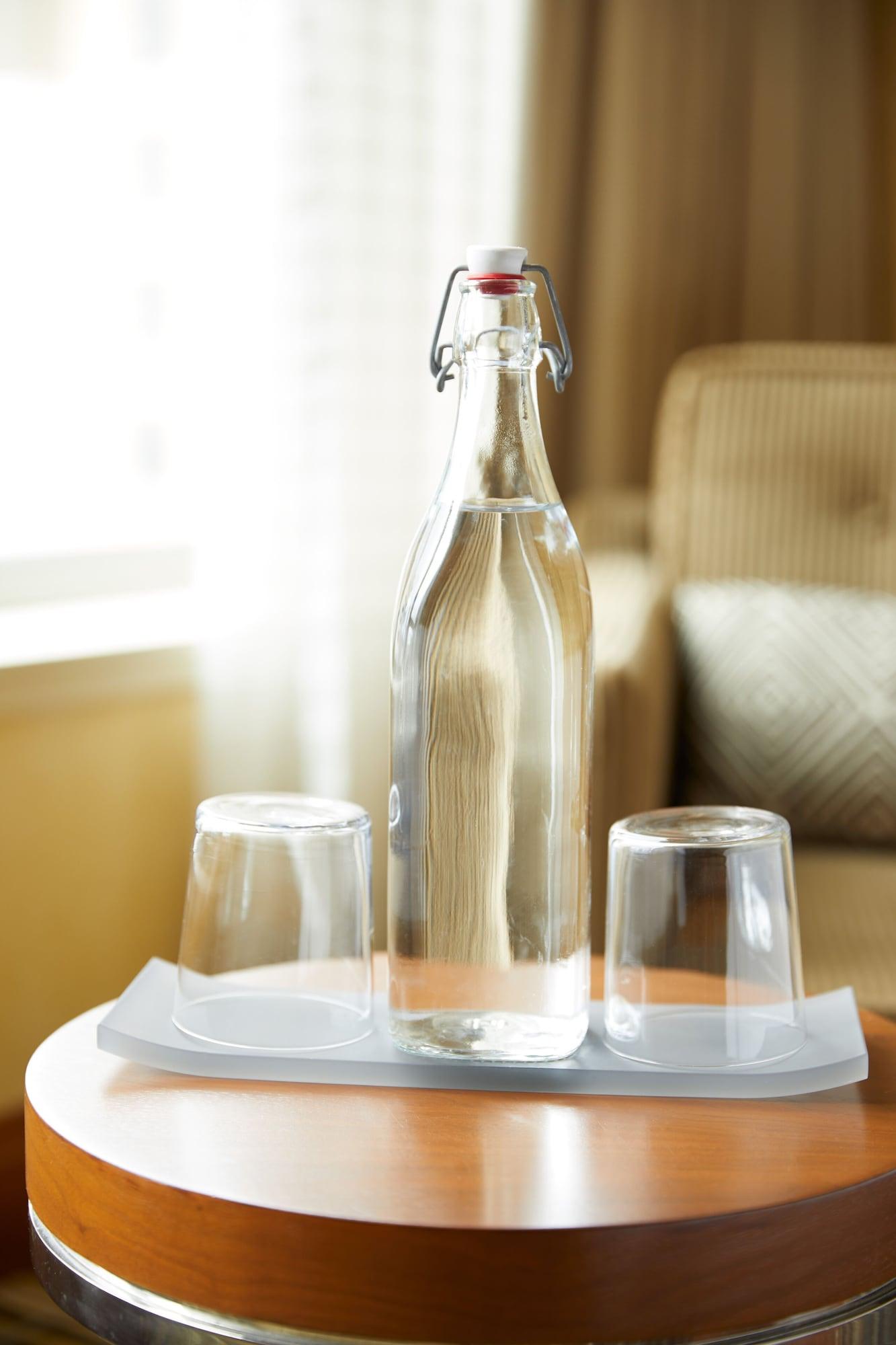 1 Hotel Seattle Bagian luar foto A bottle of water