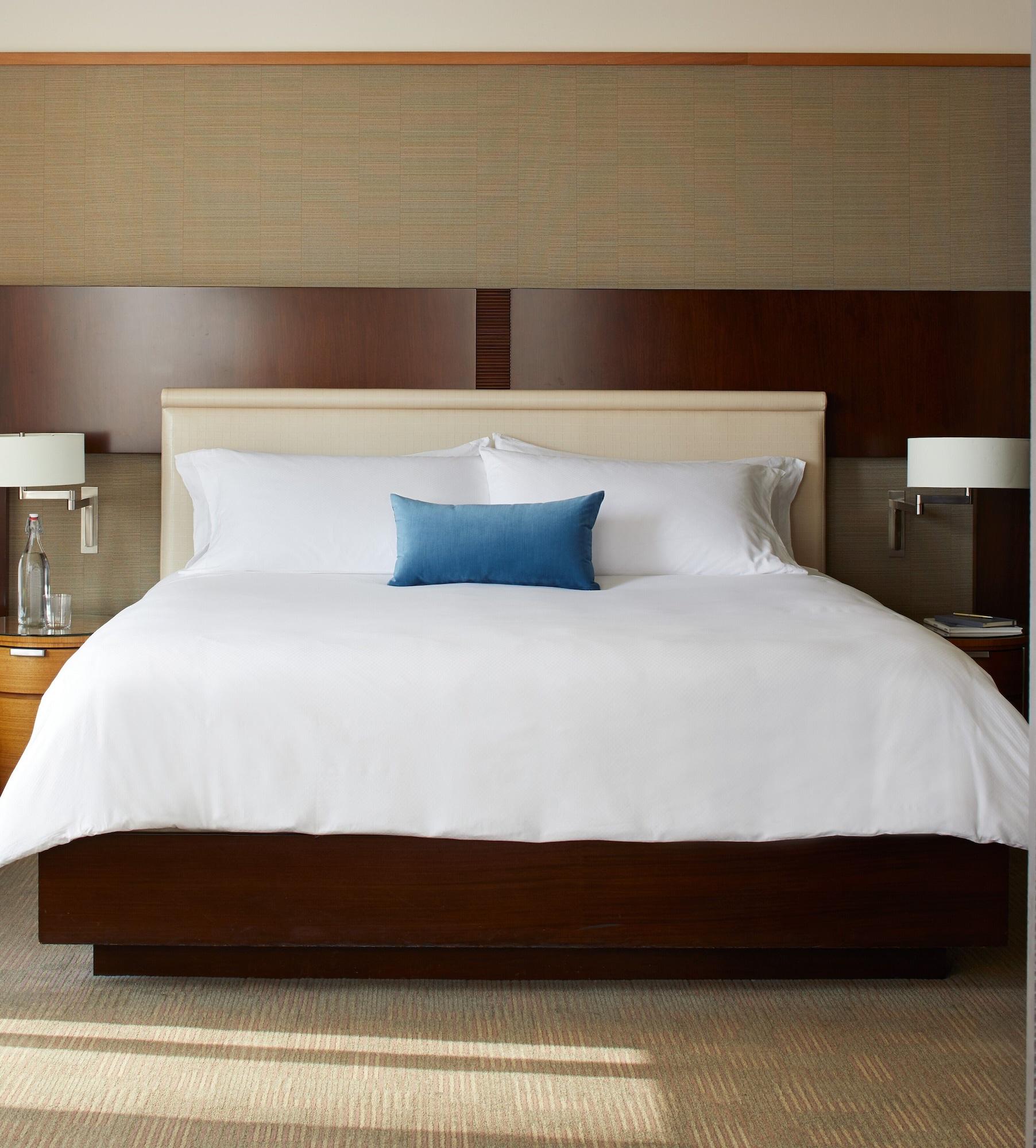 1 Hotel Seattle Bagian luar foto A bed with a duvet